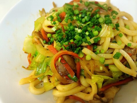 鶏ガラとゴマ油と豆板醤で！ピリ辛焼きうどん